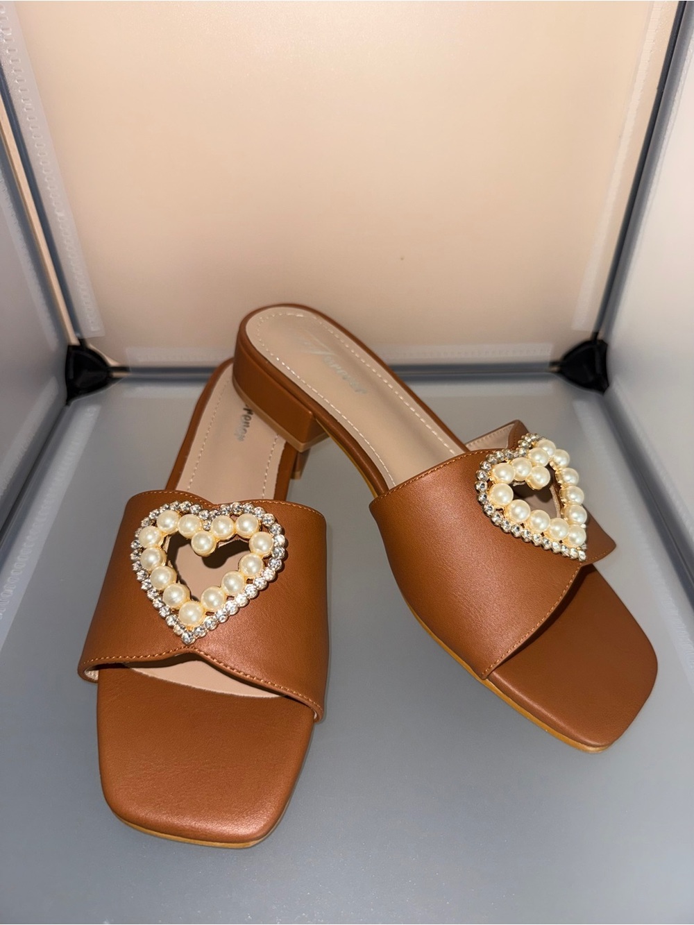 Forever Link Tan Pearl Heart Shape Low Block Heel Sandals Size 6